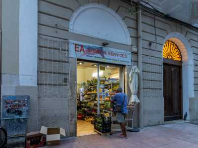 Capiamo di essere nella parte meno �nobile� di Madonnella dall�insegna di �EA store & services�: un negozietto gestito da due anni da una famiglia filippina 